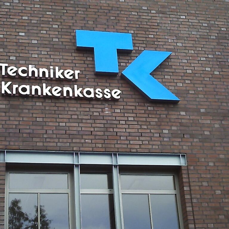 jank_werbetechnik_2010er Leuchtschrift am Gebäude der Techniker Krankenkasse